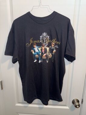 Jonas Brothers Black Graphic Short Sleeve T‑Shirt from 2007-2008 Tour in Size XL